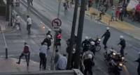 Βίντεο διαψεύδουν την καταγγελία για τον «αστυνομικό του ΣΥΡΙΖΑ που απέτρεψε σύλληψη κουκουλοφόρου»