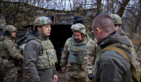 Πόλεμος στην Ουκρανία: Ο Ζελένσκι πέταξε τα ρούχα του και έβαλε στρατιωτική στολή