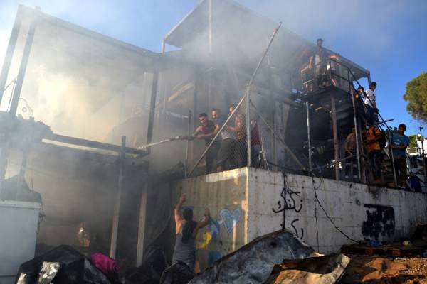 Πυρκαγιά στη Μόρια: Βραχυκύκλωμα διαπιστώνει ως αίτιο η Πυροσβεστική