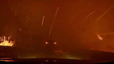 Σκηνές Αποκάλυψης στον Καναδά: Αυτοκίνητο περνά μέσα από τις φλόγες (Βίντεο)