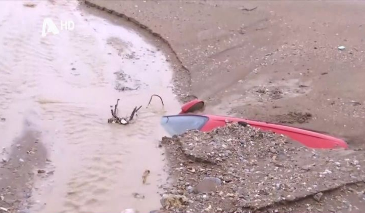 Νέες σοκαριστικές εικόνες από τον Βόλο: Αυτοκίνητο θάφτηκε κυριολεκτικά στην άμμο