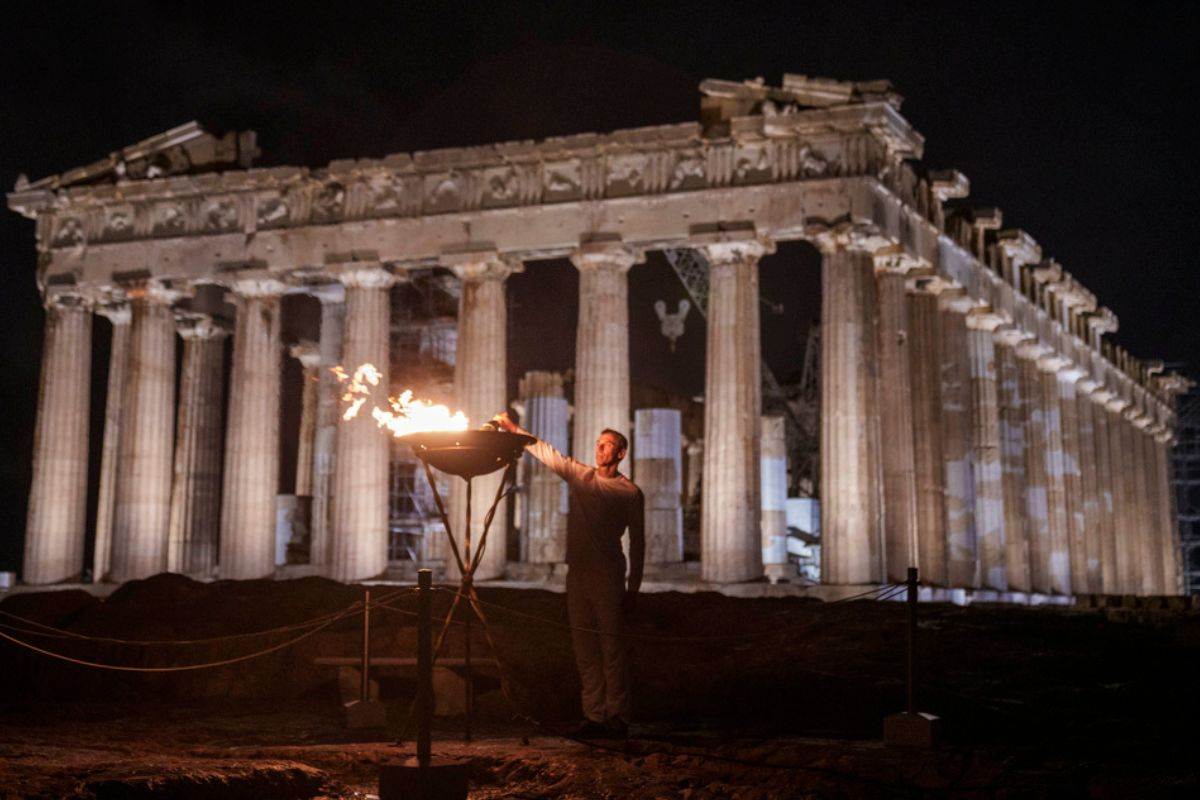 Μαγικές εικόνες: Η Ολυμπιακή Φλόγα φωτίζει την Ακρόπολη