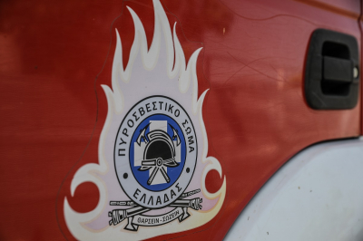 Φωτιά στο Σχιστό: Ισχυρές δυνάμεις της πυροσβεστικής στο σημείο