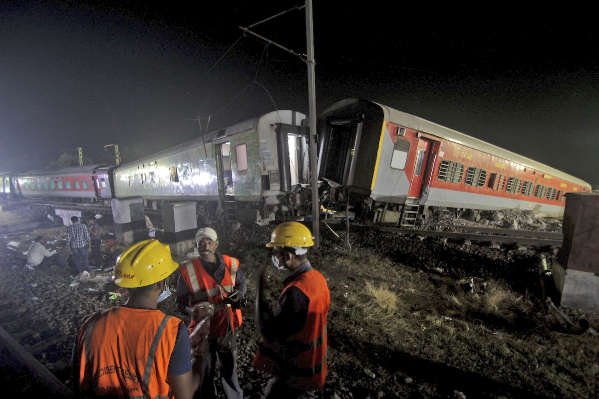 Ινδία: Τουλάχιστον 288 νεκροί από τη σύγκρουση των τριών τρένων