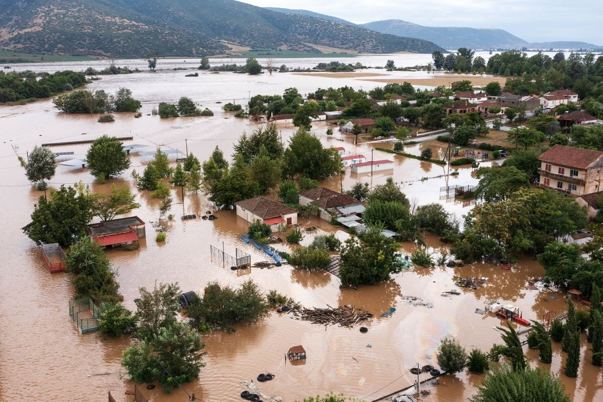 Υγειονομική βόμβα οι πλημμύρες στη Θεσσαλία: Τι φοβίζει τους ειδικούς –  Έκτακτα μέτρα