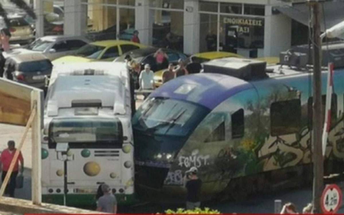 Λιοσίων: Λεωφορείο συγκρούστηκε με συρμό του προαστιακού (βίντεο)