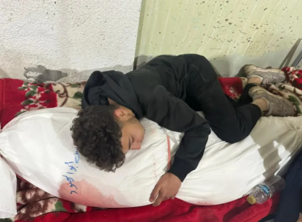 Η σπαρακτική φωτογραφία σύμβολο της φρίκης στη Γάζα – Ο 19χρονος Σεχάμπ αγκαλιά με τη νεκρή μητέρα του