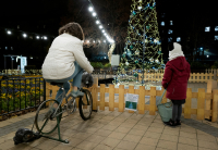 Ουγγαρία: Στη Βουδαπέστη κάνουν ποδήλατο για να ανάψουν το χριστουγεννιάτικο δέντρο