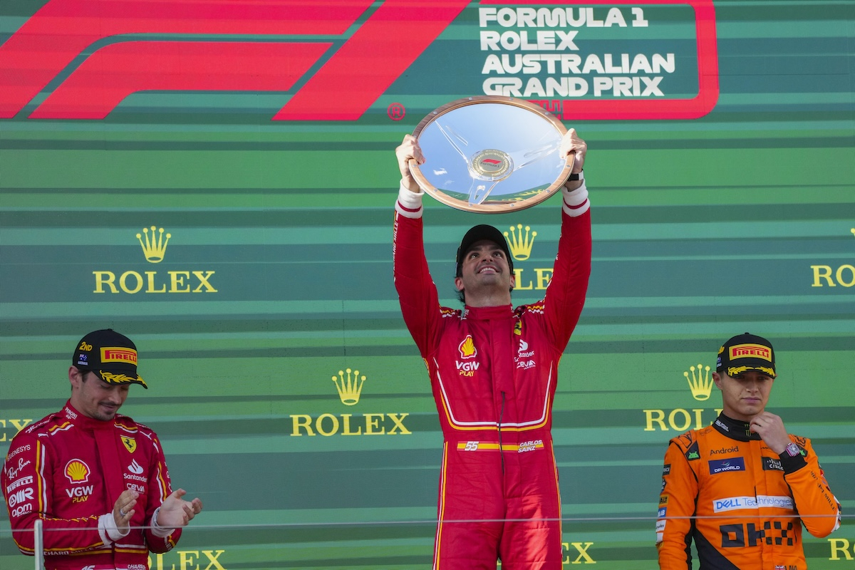 F1: Νικητής ο Σάινθ στην Αυστραλία – Εγκατέλειψαν οι Φερστάπεν και Χάμιλτον