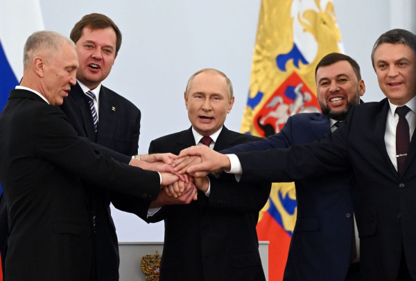 Ο κόσμος στα δύο: Ο Πούτιν άνοιξε όλα τα μέτωπα με τη Δύση - Νέες κυρώσεις