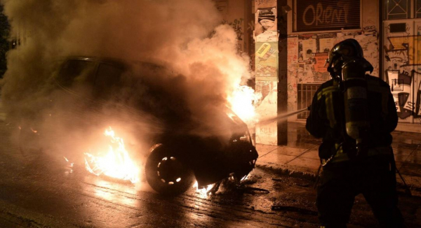 Θεσσαλονίκη: Βαν τυλίχτηκε στις φλόγες - Σοβαρά τραυματισμένος ο οδηγός