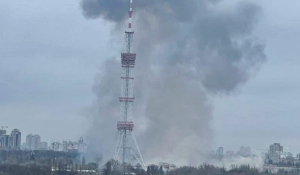 Πόλεμος στην Ουκρανία: Ρωσικό σφυροκόπημα στoν πύργο τηλεπικοινωνιών του Κιέβου