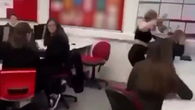 Βίντεο-σοκ από τη Σκωτία: Μαθήτρια ξυλοκοπά άγρια συνομήλική της μέσα στην τάξη