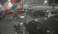 Σοκαριστικό βίντεο: Αυτοκίνητο σπάει κάγκελα μάντρας και «καβαλάει» παρκαρισμένα οχήματα