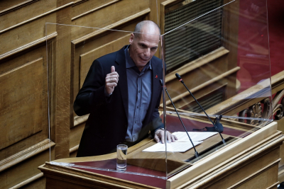 «Κοκορομαχία» στη Βουλή για το δημοψήφισμα του 2015 - Ανοιχτός σε διάλογο για συγκυβέρνηση ο Βαρουφάκης αλλά πριν τις εκλογές
