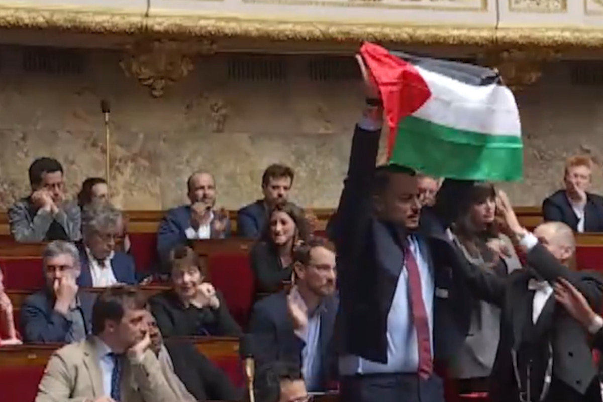 Γαλλία: Βουλευτής της ριζοσπαστικής αριστεράς σήκωσε μια παλαιστινιακή σημαία στην Εθνοσυνέλευση