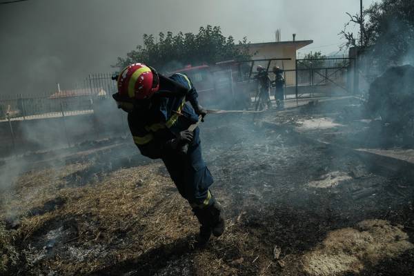 Φωτιά στην Ανάβυσσο: Νέο μήνυμα από το 112 - «Εκκενώστε τώρα την περιοχή»