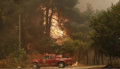 Φωτιά στην Σταμάτα: Το χρονικό της πύρινης λαίλαπας - Καίγονται σπίτια και αυτοκίνητα