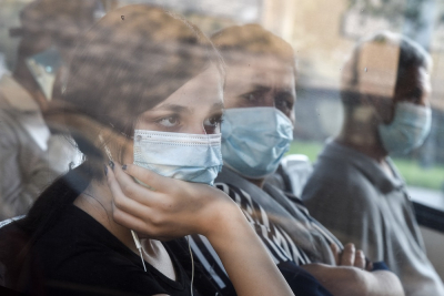 Διπλή μάσκα στα λεωφορεία - Η νέα σύσταση των λοιμωξιολόγων