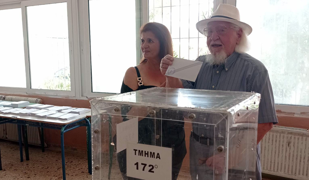 Βόλος: Ψηφοφόρος ετών 99 – «Βγάλτε με φωτογραφία, μπορεί να είναι η τελευταία φορά που ψηφίζω»