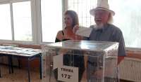 Βόλος: Ψηφοφόρος ετών 99 – «Βγάλτε με φωτογραφία, μπορεί να είναι η τελευταία φορά που ψηφίζω»