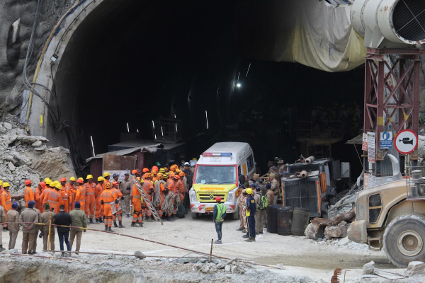 Ινδία: Στην τελική ευθεία η επιχείρηση διάσωσης 41 εργατών που έχουν παγιδευτεί σε τούνελ