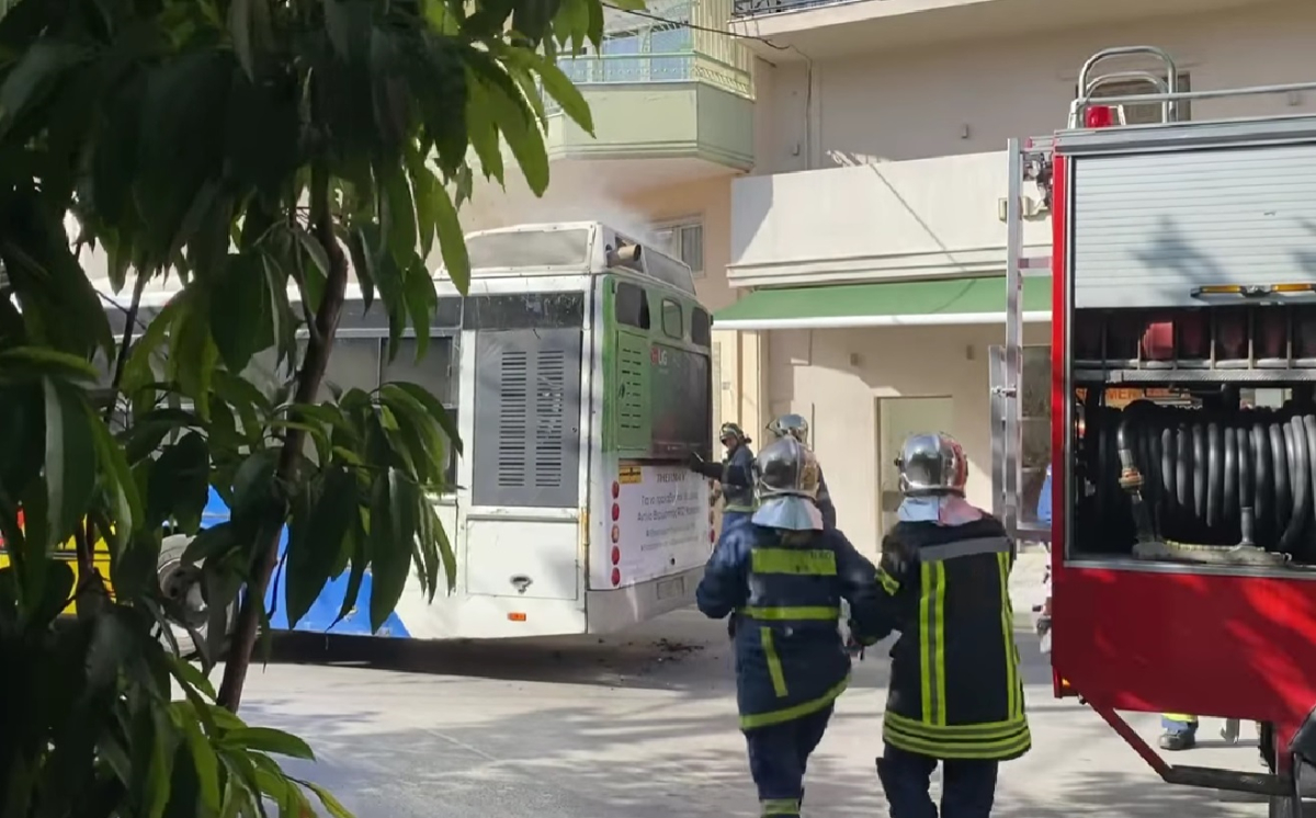 Θεσσαλονίκη: Φωτιά εκδηλώθηκε σε εν κινήσει λεωφορείο του ΟΑΣΘ