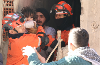 Σεισμός στην Τουρκία: Τιτάνιες προσπάθειες στα χαλάσματα - Διέσωσαν μωρό μετά από 60 ώρες