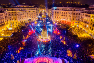 Θεσσαλονίκη: Φωταγωγήθηκε το χριστουγεννιάτικο δέντρο στην πλατεία Αριστοτέλους