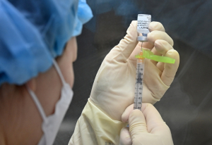 Εμβολιασμοί: 130.000 ραντεβού από πολίτες 45-49 ετών μέσα σε λίγες ώρες