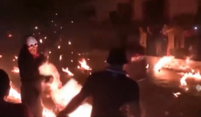 Βίντεο: Το πιο τρελό έθιμο στον κόσμο - Συγκρούονται στους δρόμους με μπάλες φωτιάς
