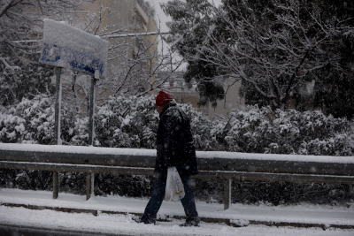 Τα χιόνια παρέλυσαν Αττική και Αθηνών - Λαμίας παρά τις προειδοποιήσεις των μετεωρολόγων