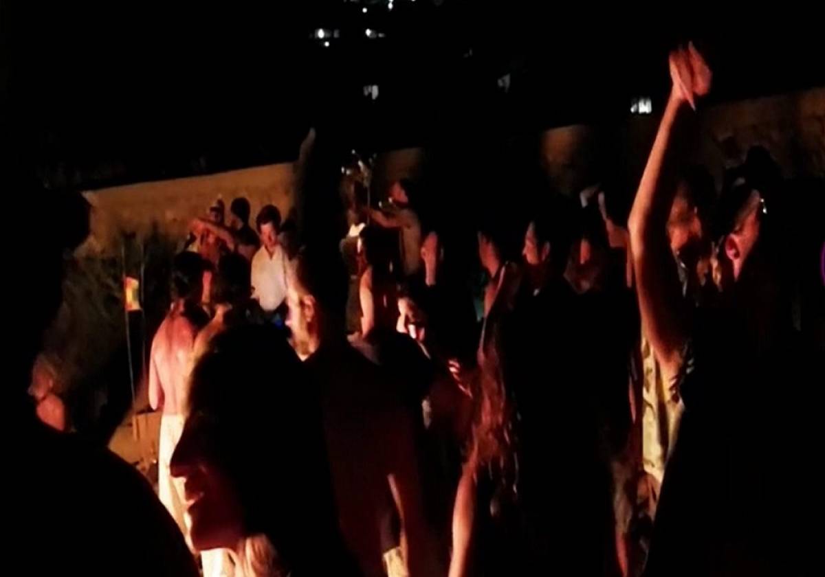 Μύκονος: Έκαναν «anti-coronavirus» πάρτι σε παραλία