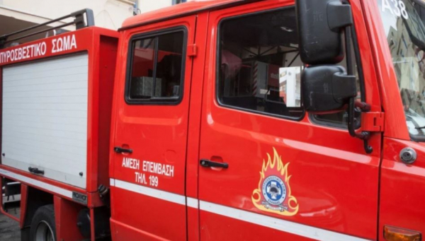 Θεσσαλονίκη: Αυτοκίνητο «καρφώθηκε» σε κολώνα και τυλίχθηκε στις φλόγες