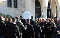 Μεσολόγγι: Πλήθος κόσμου στη κηδεία του Μπάμπη - Υποβασταζόμενη η μητέρα του (εικόνες, βίντεο)