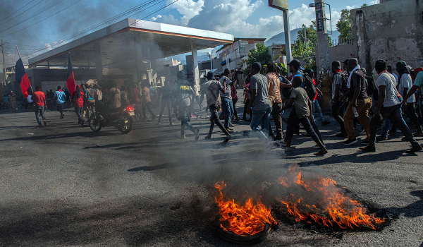 Εκτός ελέγχου η κατάσταση στην Αϊτή: Παραιτήθηκε ο πρόεδρος της χώρας μετά από σειρά επιθέσεων συμμοριών