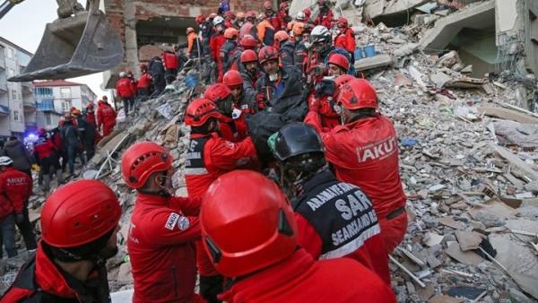 Φονικός σεισμός στην Τουρκία: Μεγαλώνει η λίστα με τους νεκρούς