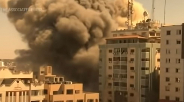 Η Πελώνη απέφυγε να καταδικάσει τον ισραηλινό βομβαρδισμό σε AP και Al Jazeera