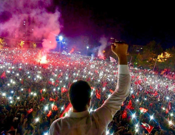 «Παραιτήσου Ερντογάν»: Πλήθος κόσμου σε ομιλία Ιμάμογλου στην Κωνσταντινούπολη