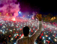 «Παραιτήσου Ερντογάν»: Πλήθος κόσμου σε ομιλία Ιμάμογλου στην Κωνσταντινούπολη