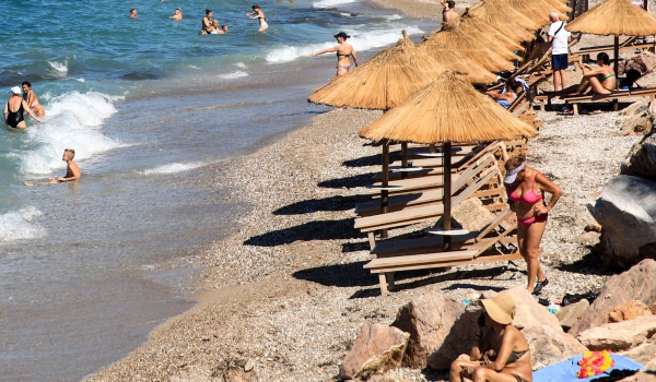 Ελεύθερες παραλίες: «Καταληψίες» αιγιαλού στο 30% των ελέγχων - 11 νέες συλλήψεις στη Νάξο