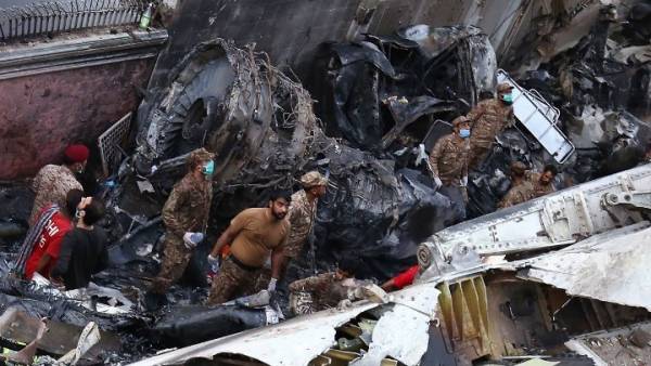 Αεροπορικό δυστύχημα στο Πακιστάν: Τουλάχιστον 97 οι νεκροί, δύο επιζώντες