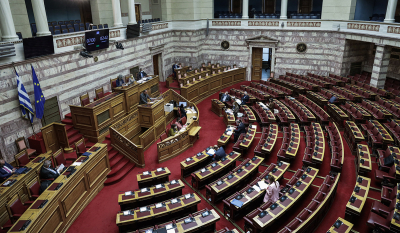 Μετωπική κυβέρνησης και αντιπολίτευσης στη Βουλή για το νομοσχέδιο «Δουλειές Ξανά»