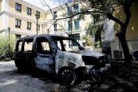 Εμπρηστική επίθεση σε υπηρεσιακά αυτοκίνητα στην Ευελπίδων