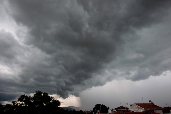 Έκτακτο δελτίο της ΕΜΥ για καταιγίδες και χαλάζι σήμερα: Πού θα βρέξει