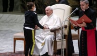 Η στιγμή που ένα αγοράκι έκλεψε την παράσταση στην ακρόαση του Πάπα Φραγκίσκου