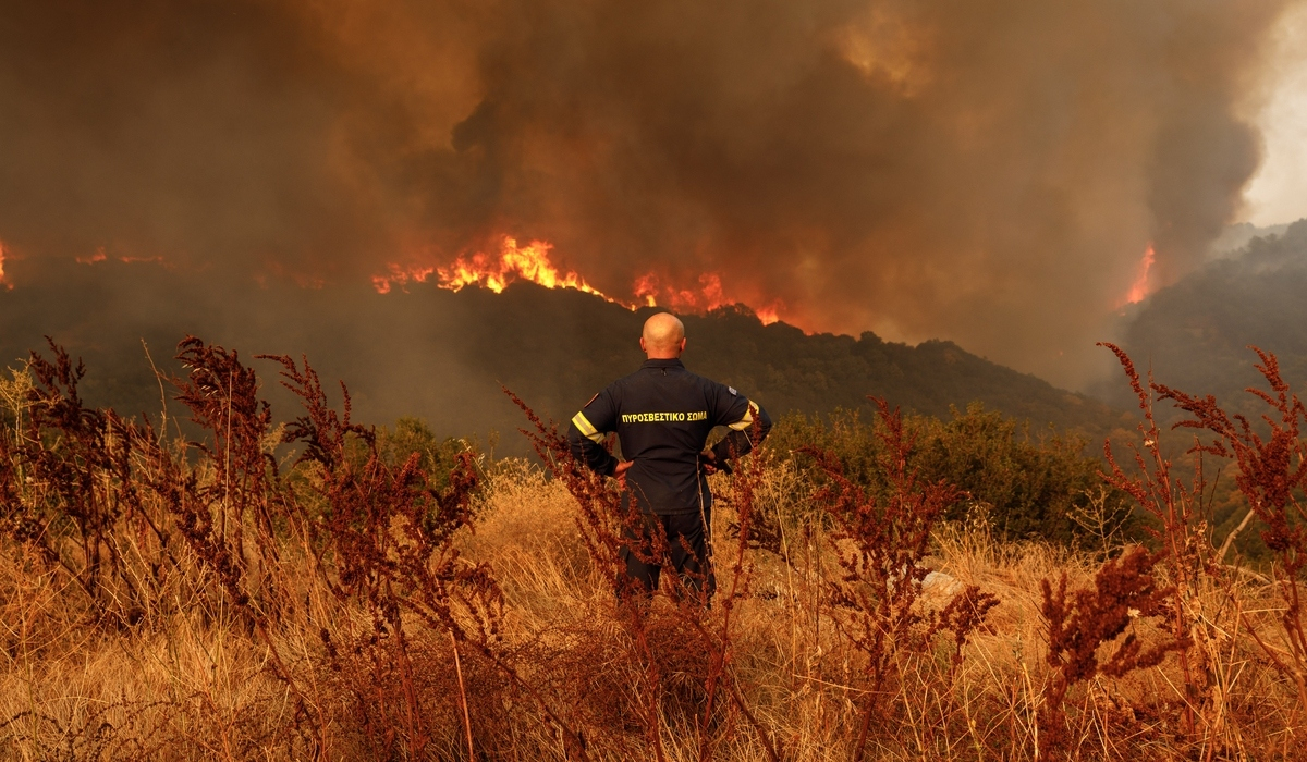 Φωτιές σε Έβρο και Πάρνηθα: Έλλειμα συντονισμού «βλέπει» στρατηγός ε.α. της Πυροσβεστικής