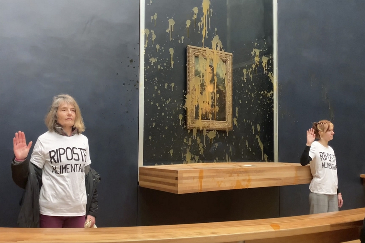 Ακτιβίστριες πέταξαν σούπα στη Μόνα Λίζα στο Μουσείο του Λούβρου - «Το αγροτικό μας σύστημα είναι άρρωστο»