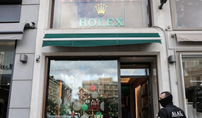 Κινηματογραφική ληστεία στη Rolex: «Χτύπησαν» με βαριοπούλα, ξέφυγαν με μηχανές