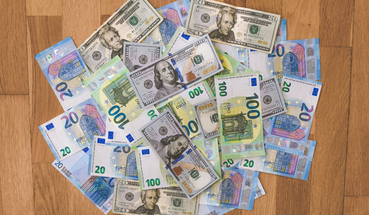 «Γκρεμίζεται» το ευρώ: Κάτω από το 1,02 δολάριο για πρώτη φορά από το 2002